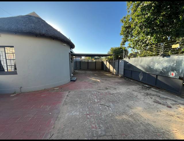 2 BEDROOM FREEHOLD FOR SALE IN BO-DORP
